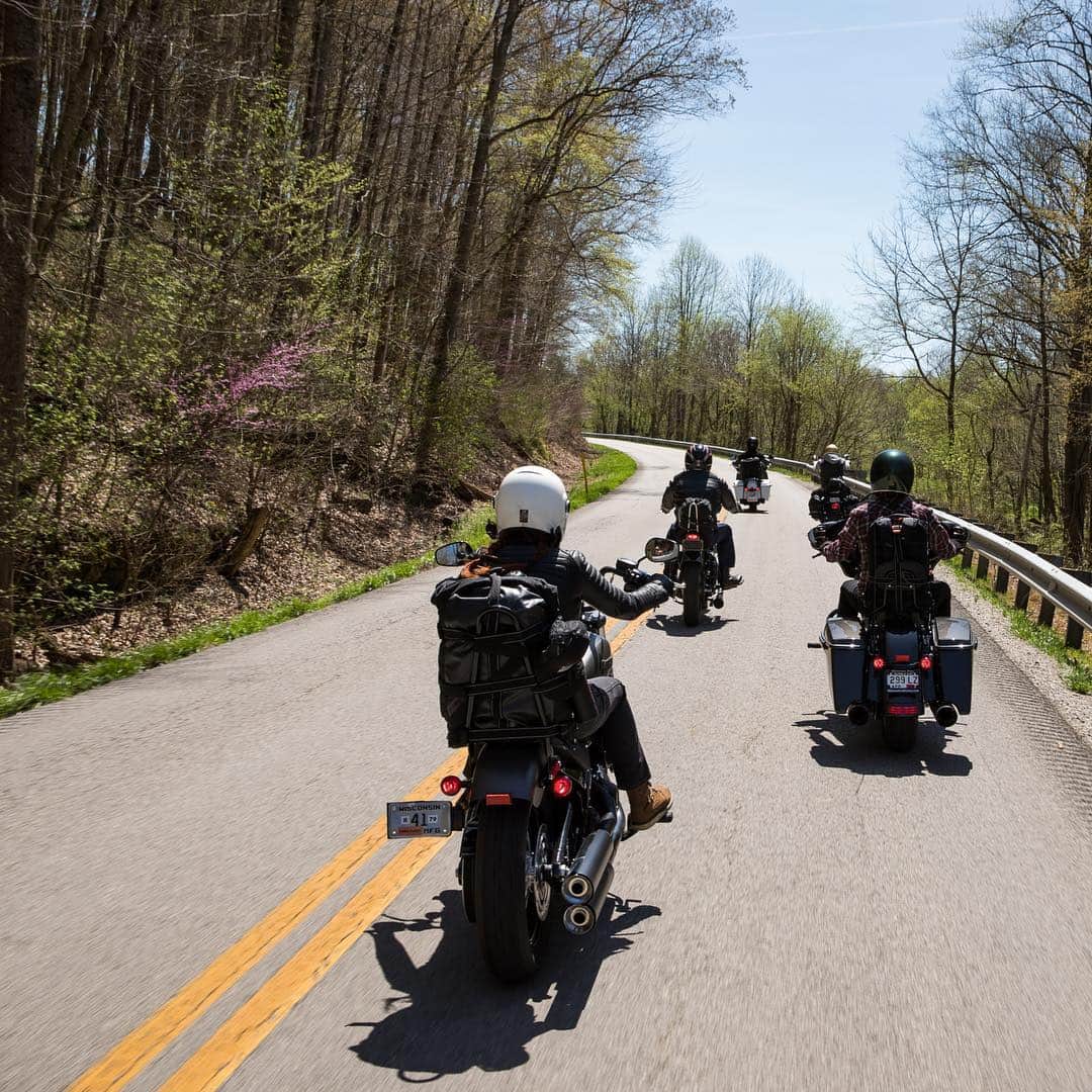 Harley-Davidsonさんのインスタグラム写真 - (Harley-DavidsonInstagram)「On the road to @thecongregationshow, taking the long way ‘round making a few pit stops to visit @snodgrass_vintage_parts and @cyclemos. 🦅 #hdcongregationgiveaway #HarleyDavidson 📸 @kurpius」4月12日 5時45分 - harleydavidson