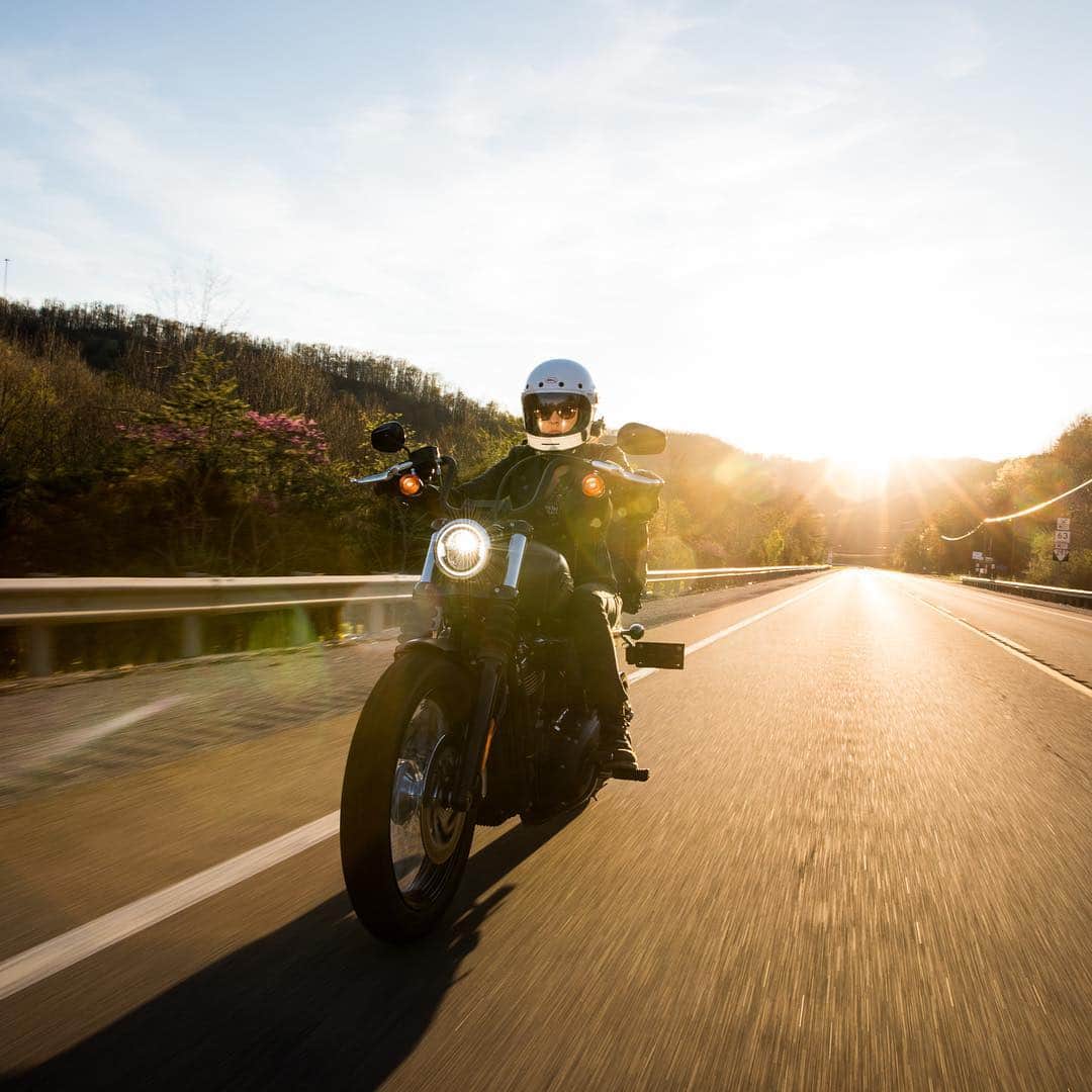 Harley-Davidsonさんのインスタグラム写真 - (Harley-DavidsonInstagram)「On the road to @thecongregationshow, taking the long way ‘round making a few pit stops to visit @snodgrass_vintage_parts and @cyclemos. 🦅 #hdcongregationgiveaway #HarleyDavidson 📸 @kurpius」4月12日 5時45分 - harleydavidson