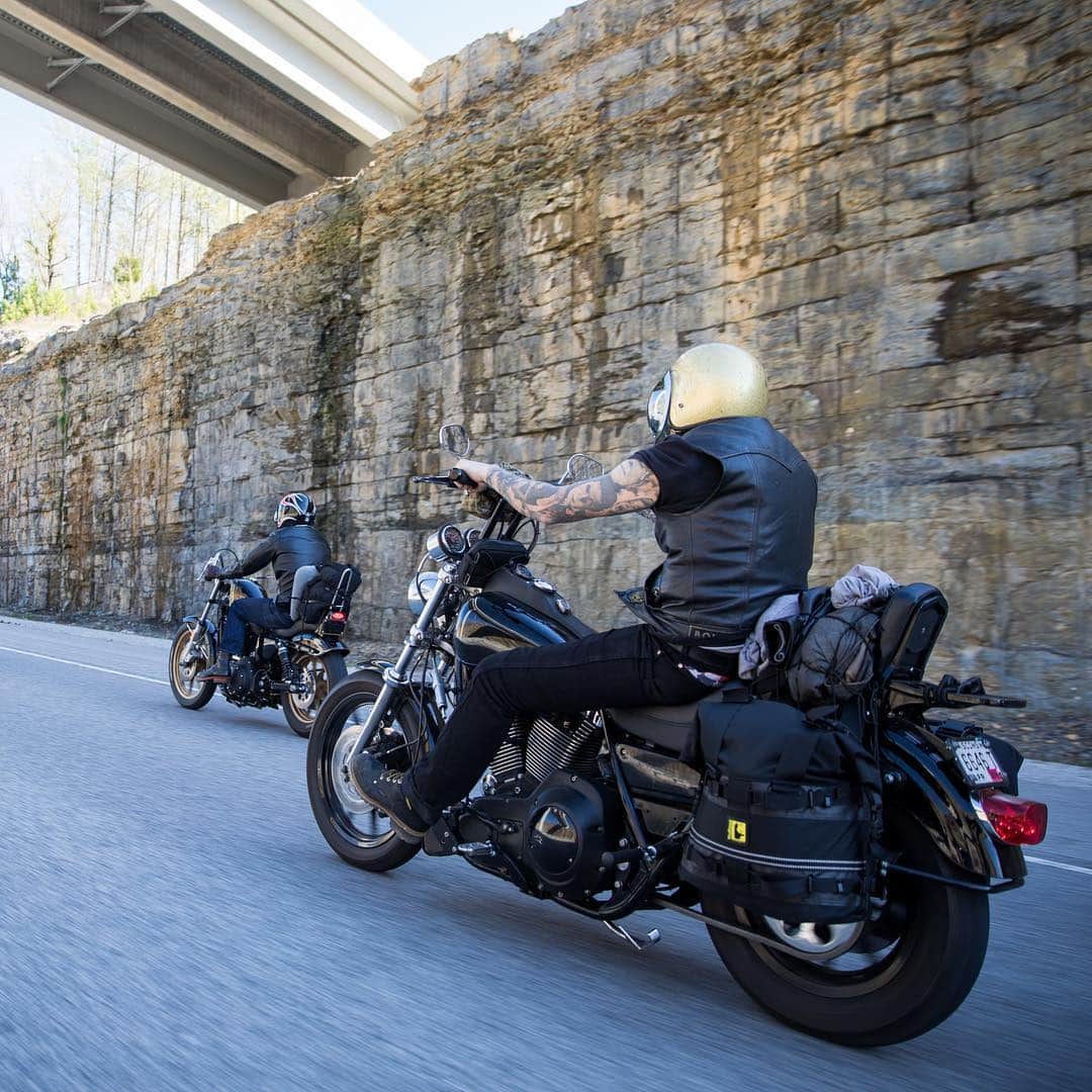 Harley-Davidsonさんのインスタグラム写真 - (Harley-DavidsonInstagram)「On the road to @thecongregationshow, taking the long way ‘round making a few pit stops to visit @snodgrass_vintage_parts and @cyclemos. 🦅 #hdcongregationgiveaway #HarleyDavidson 📸 @kurpius」4月12日 5時45分 - harleydavidson