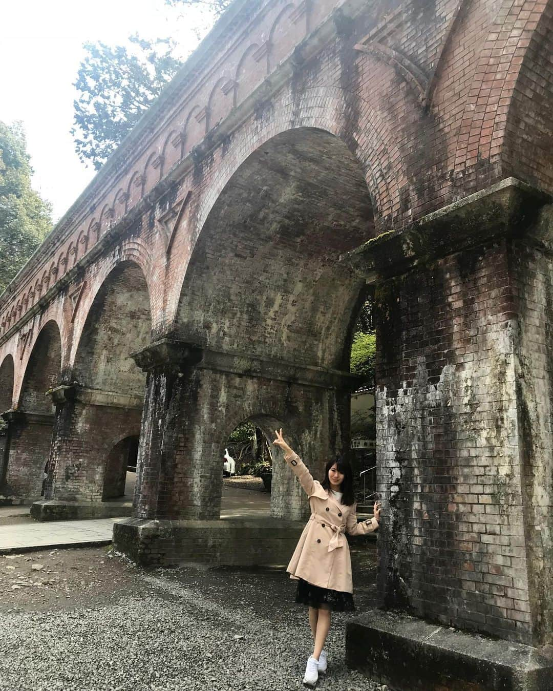 にゃんさんゴルフさんのインスタグラム写真 - (にゃんさんゴルフInstagram)「. . 電車に乗って蹴上駅🚃 南禅寺水路閣✨ レトロなこの和の雰囲気(^^)🌸 .  一説には、ローマの水道橋をモデルに 作られたとも言われてるみたい！ . インクラインの桜が本当に綺麗だったー！ 蹴上インクラインは、南禅寺の近くにあって 全長582mの世界最長の傾斜鉄道跡なんだって🚃✨ 線路沿いにはソメイヨシノやヤマザクラが満開❤️🌸 . ちょうど入学式があったみたいで 親子連れさんとかもいた(^^) . . . #南禅寺#水路閣#京都#蹴上#レトロ#赤れんが#アーチ#インクライン#さくら#桜#春#入学式#国内旅行#関西旅行#関西#路上インクライン#線路#世界最長#ソメイヨシノ#ヤマザクラ#満開#桜並木#観光スポット##koyto#japan#trip#sakura#cherryblossom#cherryblossoms#girls」4月12日 5時37分 - miiiii0228