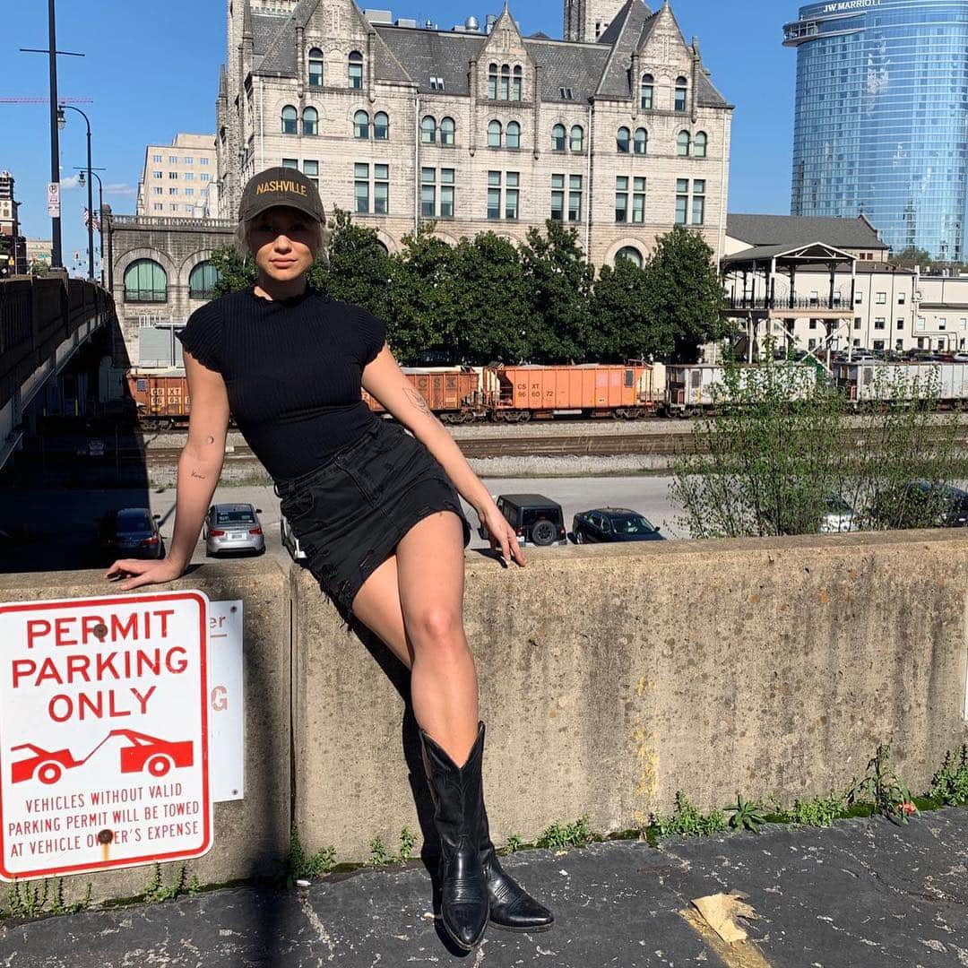 Mali-Koa Hoodさんのインスタグラム写真 - (Mali-Koa HoodInstagram)「Nashville is a beautiful city full of love and life. It’s been a pleasure writing songs with such passionate and kind people. I can’t wait to come back!!! For now, back to the UK and looking forward to being on stage again xxx I hope to meet some new faces in the coming weeks」4月12日 5時39分 - malikoa
