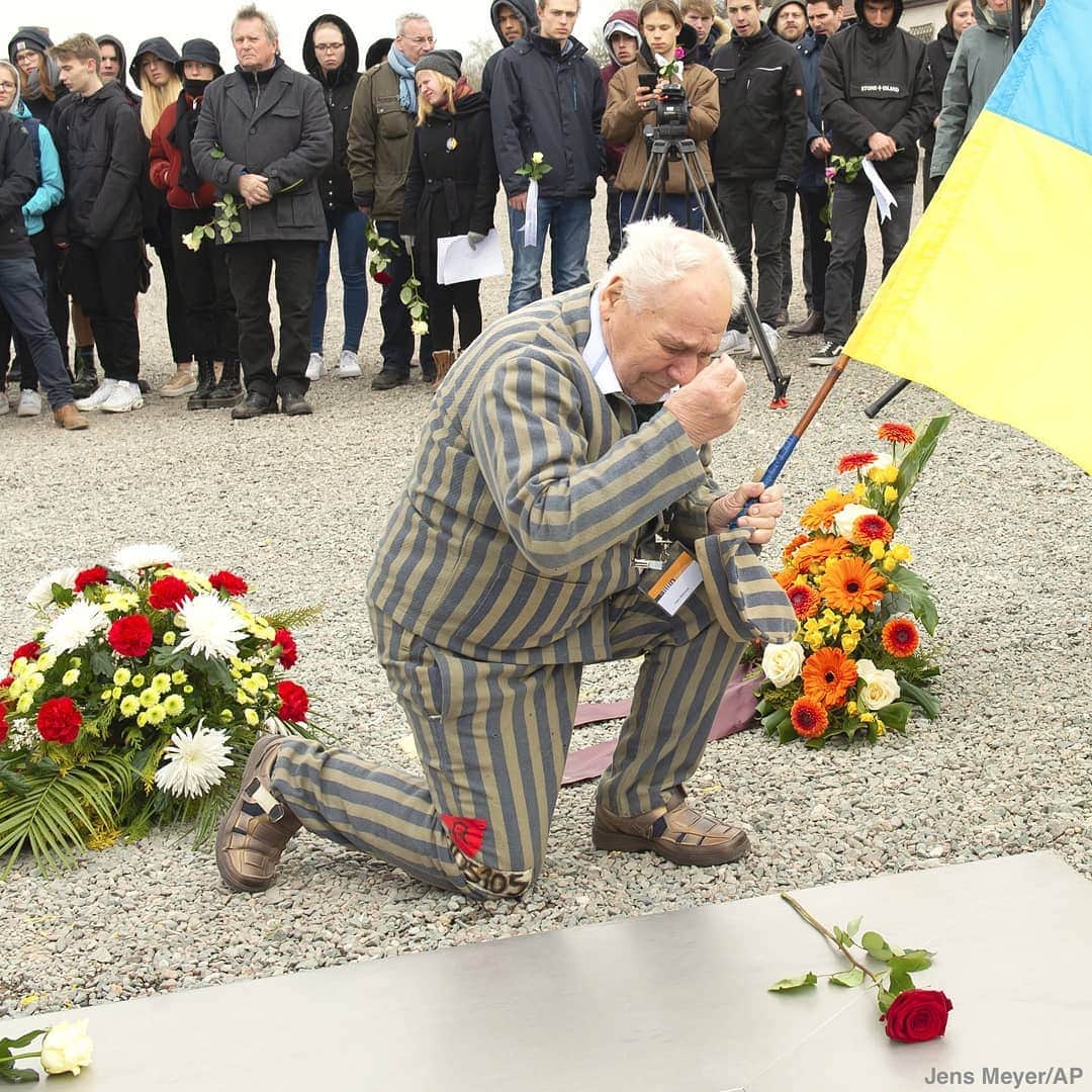 ABC Newsさんのインスタグラム写真 - (ABC NewsInstagram)「Former Nazi concentration camp survivor observes moment of silence at commemoration ceremonies for 74th anniversary of the liberation of Buchenwald.」4月12日 5時40分 - abcnews
