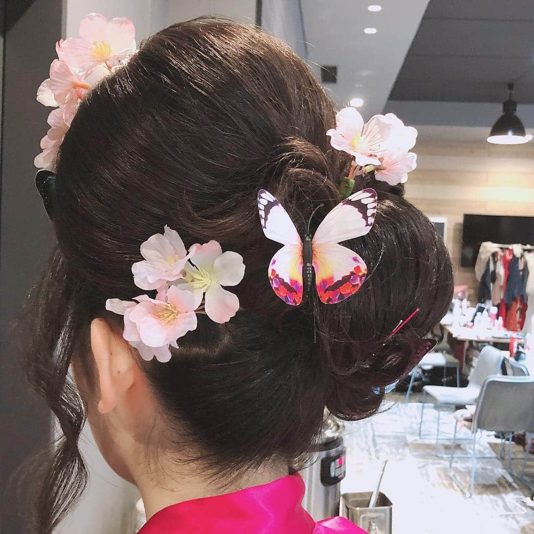 GOLDJAPANさんのインスタグラム写真 - (GOLDJAPANInstagram)「新人モデルのマリアナさん🌸 今回のショーのテーマに合わせて、みなさんとっても春らしいヘアメイク🌸🌸🌸 桜に蝶々🦋 ヘアメイクさんの技術とセンス✨✨✨感服いたしました😍  #r_fashion #instafashion #instastyle #plussize #fashion #bigsize #GOLDJAPAN #followme #ゴールドジャパン #ファッション #レディース #通販 #ビッグサイズ #大きいサイズ #大きい女性 #ぽっちゃり #ぽっちゃりモデル #ぽっちゃり#コーデ #オシャレ #ぽっちゃり女子 #お洒落したい #4l #お洒落さんと繋がりたい #ポチャティブ #moxytokyokinshicho #グラぽちゃ#ヘアメイク#蝶々 #桜」4月12日 5時47分 - gold_japan