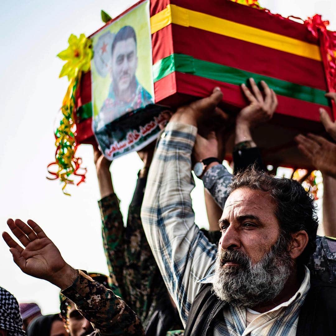 NBC Newsさんのインスタグラム写真 - (NBC NewsInstagram)「Relatives and members of the Kurdish-led Syrian Democratic Forces carry the coffin of a fighter who was killed last week in Qameshli, #Syria. . 📷 Delil Souleiman / @afpphoto」4月12日 5時43分 - nbcnews