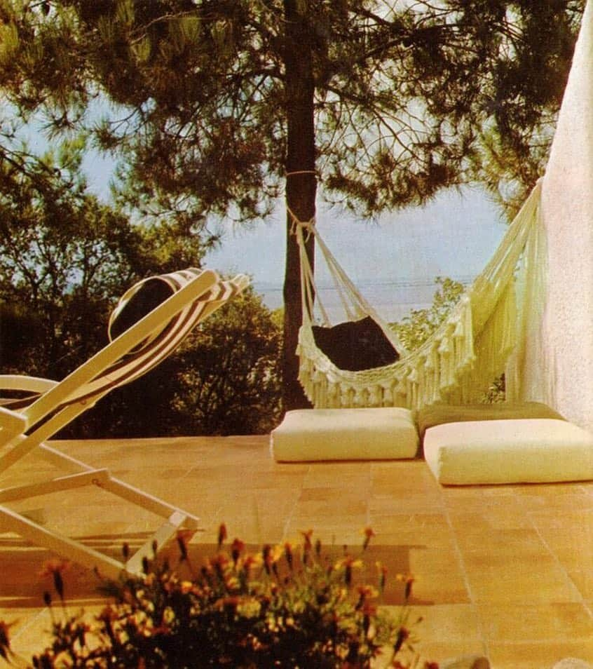 Meganさんのインスタグラム写真 - (MeganInstagram)「Modern Furniture and Decoration 〰 Robert Harling, 1971 #outdoordesign #patio #hammock #summerliving」4月12日 5時52分 - zanzan_domus