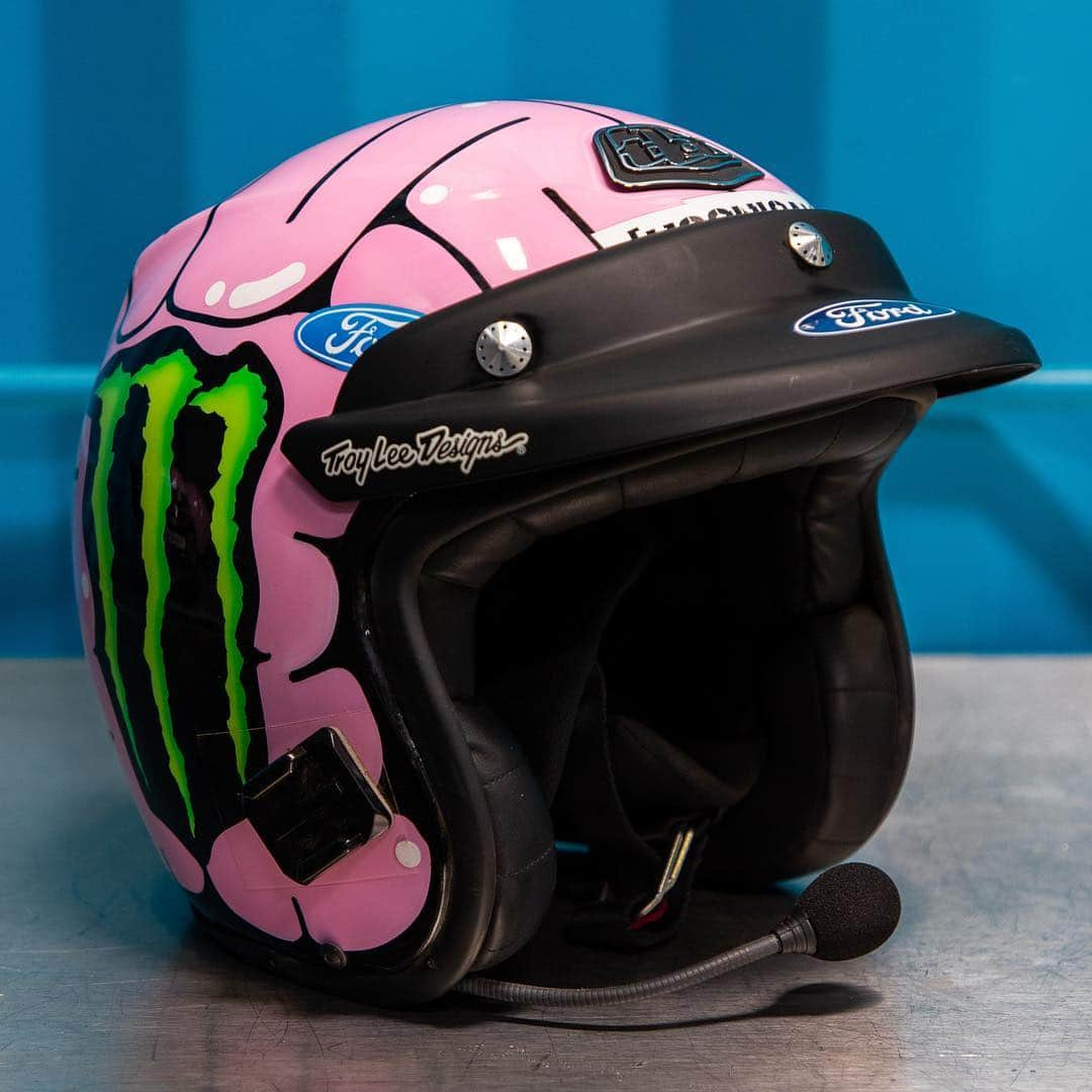 ケン・ブロックさんのインスタグラム写真 - (ケン・ブロックInstagram)「Did you ever notice in #GymkhanaTEN that I was wearing pink helmets?? Ever wonder why? I had @DeathSpray design and paint five unique "brain buckets" to go with each vehicle. We’re going in-depth on these helmets in this week’s episode on my YouTube channel that just dropped (link in bio). #brainbuckets」4月12日 5時53分 - kblock43