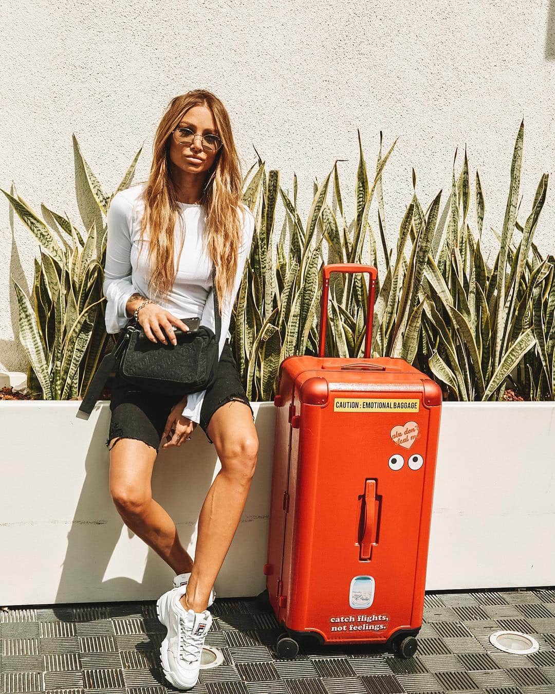 ルー・ティーズデールのインスタグラム：「Being basic in @revolve & @superdown basics ☁️」