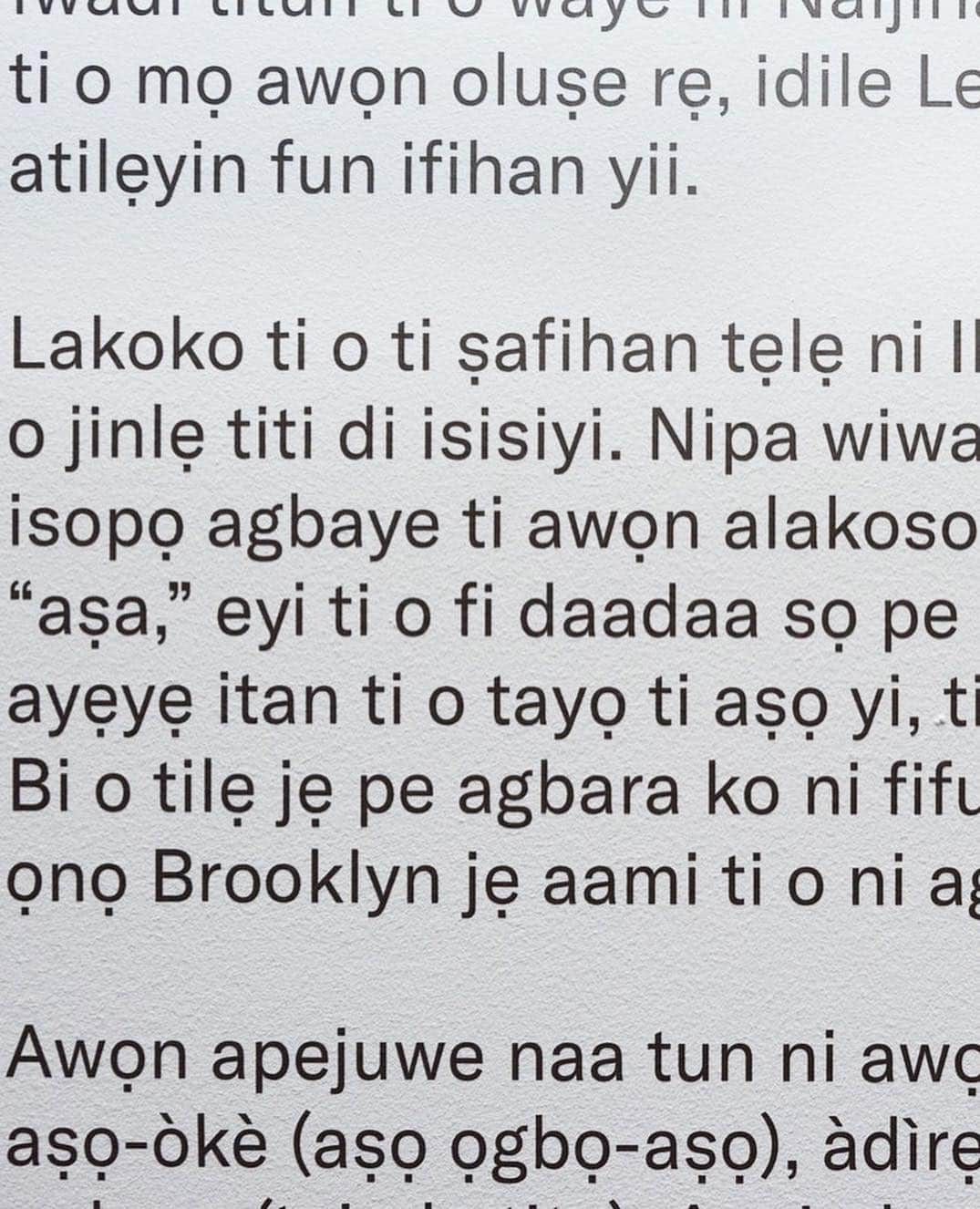 ブルックリン美術館さんのインスタグラム写真 - (ブルックリン美術館Instagram)「E kaaro! Welcome! There is power and meaning in language. There is power and a sense of welcoming in seeing your own cultural heritage in a museum, and seeing it described in your own language. #OneEgúngún marks the first time that the Brooklyn Museum has produced a bilingual exhibition in an African language (Yorùbá), and to the best of our knowledge, the only time an American museum has used Yorùbá in this way. Making this happen was a team effort across multiple departments, from graphic design, to exhibitions, to curatorial, and editorial.」4月12日 5時49分 - brooklynmuseum