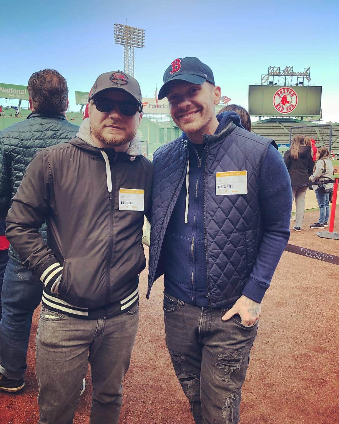 Shinedownさんのインスタグラム写真 - (ShinedownInstagram)「Today @zmyersofficial and @thebrentsmith visited @fenwaypark and the @redsox for @mistresscarriewaaf’s benefit tonight .... (Yes Zach is wearing a @yankees hat)」4月12日 5時51分 - shinedown