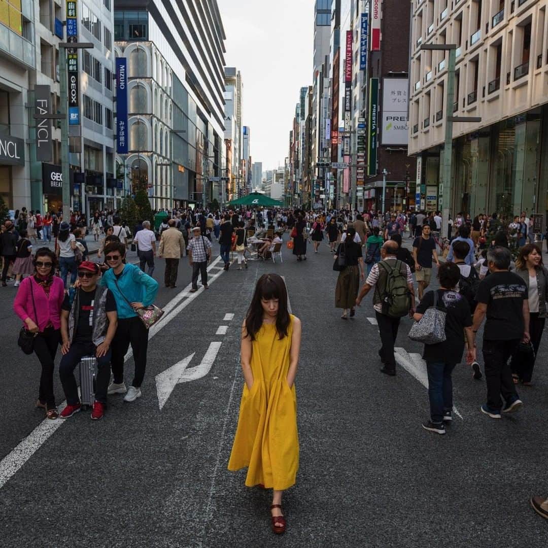ナショナルジオグラフィックさんのインスタグラム写真 - (ナショナルジオグラフィックInstagram)「Photo by @dguttenfelder | Pedestrians and shoppers stroll on Chuo-dori in Ginza, which is closed to traffic on weekends, temporarily turning one of the busiest parts of Tokyo into a pedestrian area. For @natgeo's cities-themed issue, I walked the streets of Tokyo, home to more than 37 million people, to photograph one of the most dynamic, safest, and most innovative cities on earth. For more Tokyo photos and video, take a look at our story and interactive “Walking Tokyo: A Journey Through The Rich Textures of Japan’s Vibrant, Reinvented Megacity." Link in bio @dguttenfelder.」4月12日 6時02分 - natgeo