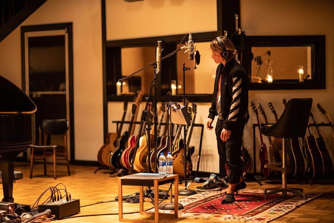 キース・アーバンのインスタグラム：「“Pretty soon I’ll see you smile and you know you will.” #Burden Link in bio.」