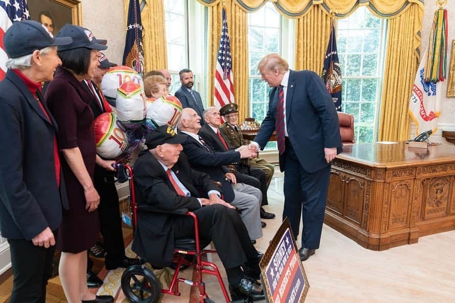 ドナルド・トランプさんのインスタグラム写真 - (ドナルド・トランプInstagram)「President Trump welcomed World War II veterans Sidney Walton, Allen Jones, Paul Kriner, and Floyd Wigfield to the Oval Office of the White House today.」4月12日 6時00分 - realdonaldtrump