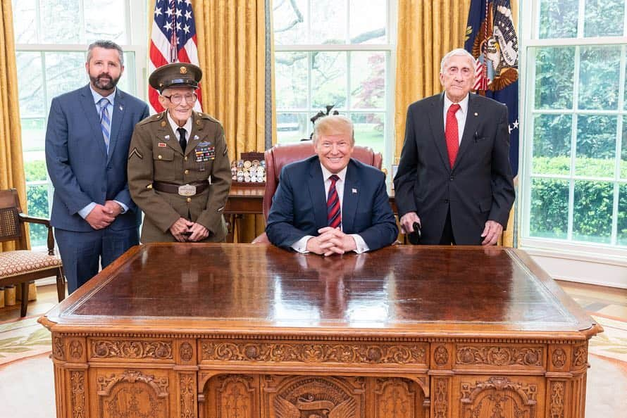 ドナルド・トランプさんのインスタグラム写真 - (ドナルド・トランプInstagram)「President Trump welcomed World War II veterans Sidney Walton, Allen Jones, Paul Kriner, and Floyd Wigfield to the Oval Office of the White House today.」4月12日 6時00分 - realdonaldtrump