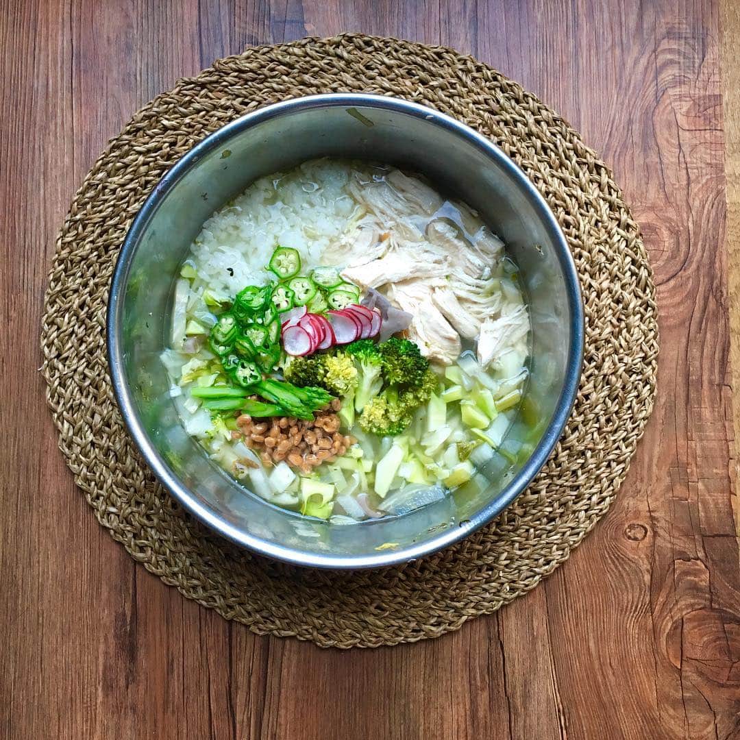 宮前真樹さんのインスタグラム写真 - (宮前真樹Instagram)「#エルマーごはん 野菜はしっかり煮込んで スープと一緒に食べさせます。 無添加の出汁パックの中身をバサっと 圧力鍋で煮込んだ鶏のスープも薄めてあげています。  出来上がりの濃いめスープは 塩胡椒して飼い主がちょびっと頂きます。 エルマーさんありがとうございます笑 #大型犬ごはん #手作り犬ごはん #ワイマラナーロングヘアード  #ワイマラナー1歳  #犬15ヶ月  #エルマーの記録」4月12日 6時06分 - miyamaemaki0116
