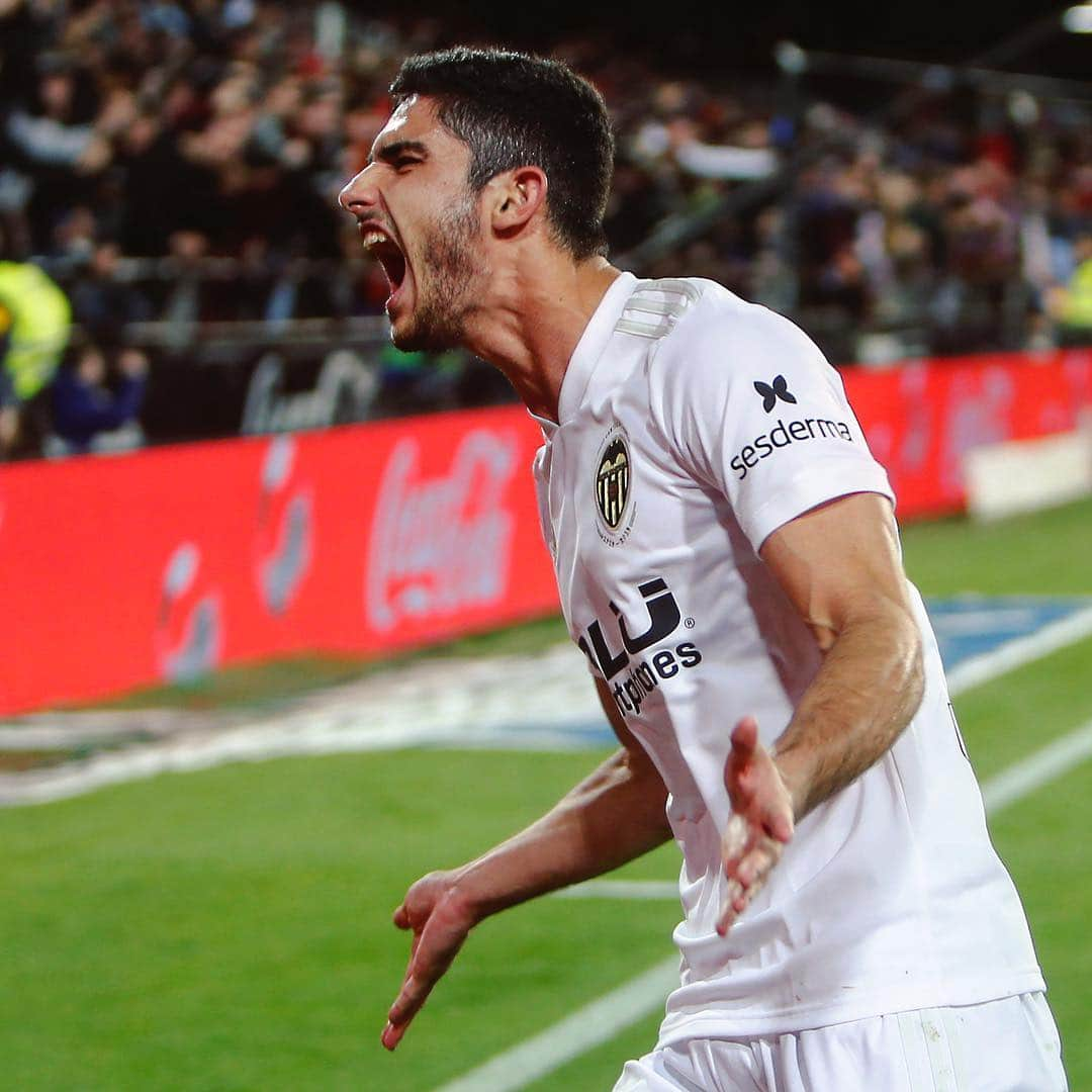 LFPさんのインスタグラム写真 - (LFPInstagram)「Guedes hit a brace! ✌🏽🦇 • #Guedes #Goal #Valencia #LaLiga #LaLigaSantander」4月12日 6時12分 - laliga