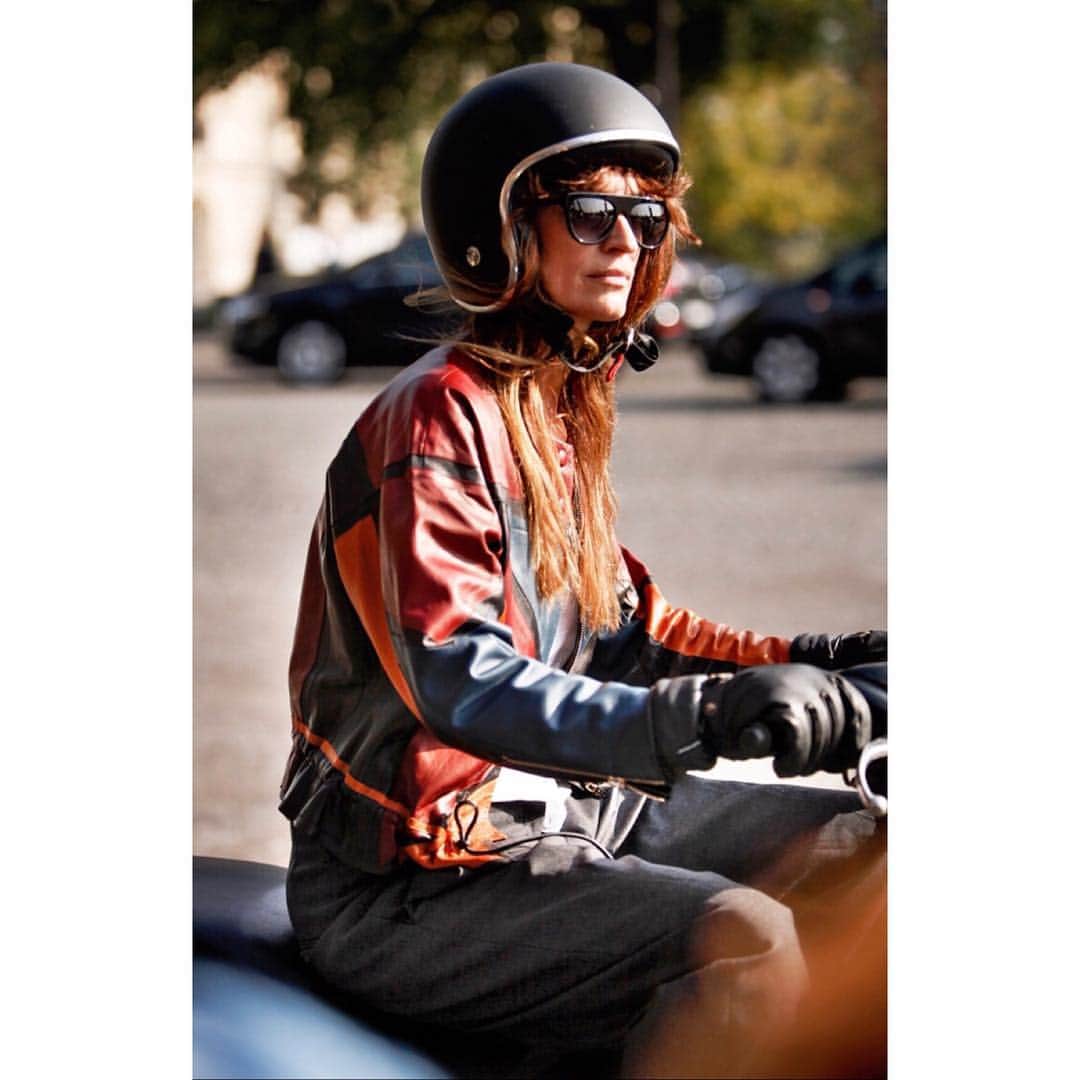 のインスタグラム：「Yup, still chilling on my motorbike 😂」