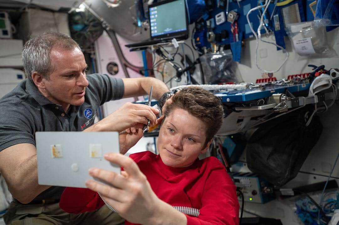 国際宇宙ステーションさんのインスタグラム写真 - (国際宇宙ステーションInstagram)「You’ve trained to be an astronaut. You prepared for a spacewalk. You’ve researched advanced space science. Now you are a barber on a high-flying hair salon. Just another day on orbit for astronauts Anne McClain, Nick Hague and David Saint-Jacques. Those hair clippers also contain a suction tube that vacuums the loose hair to keep the cabin atmosphere clean. #nasa #csa #astronaut #hair #haircut #international #space #station #style」4月12日 6時14分 - iss