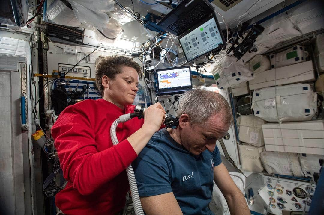 国際宇宙ステーションさんのインスタグラム写真 - (国際宇宙ステーションInstagram)「You’ve trained to be an astronaut. You prepared for a spacewalk. You’ve researched advanced space science. Now you are a barber on a high-flying hair salon. Just another day on orbit for astronauts Anne McClain, Nick Hague and David Saint-Jacques. Those hair clippers also contain a suction tube that vacuums the loose hair to keep the cabin atmosphere clean. #nasa #csa #astronaut #hair #haircut #international #space #station #style」4月12日 6時14分 - iss