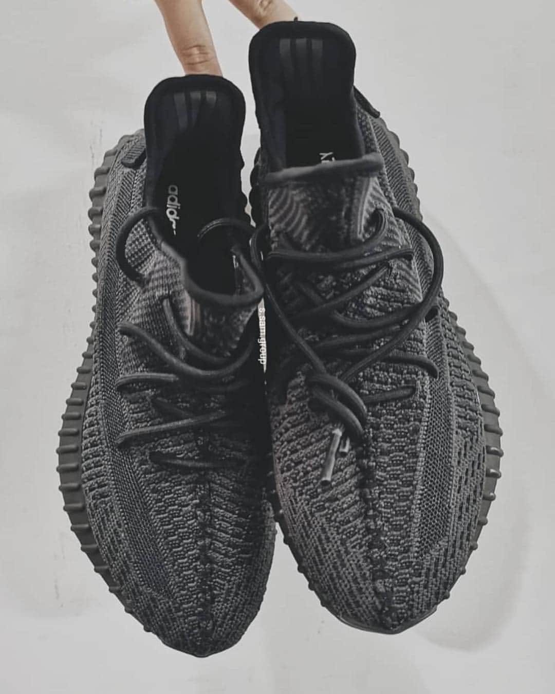 Sneaker Newsさんのインスタグラム写真 - (Sneaker NewsInstagram)「Could this be the upcoming adidas Yeezy Boost 350 v2 in black? For a closer look, tap the link in our bio.」4月12日 6時27分 - sneakernews