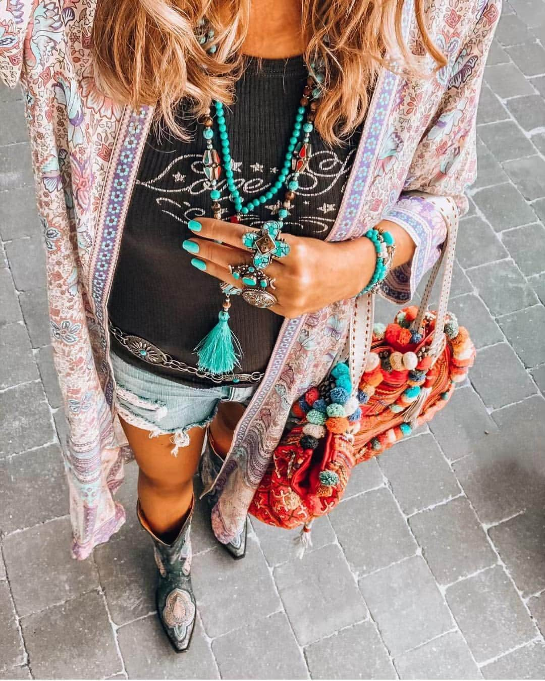 SPELLさんのインスタグラム写真 - (SPELLInstagram)「Colour pop 💥 always eclectic @ibizabohogirl rocking our Poinciana Duster {with our Lone Star Tank from Celestial!} 🌈」4月12日 6時26分 - spell