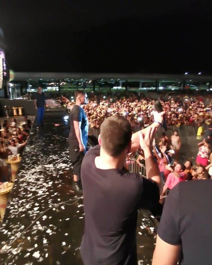 Sorriso Marotoのインスタグラム：「Um mar de gente embaixo de chuva cantando o amor... Salvador é realmente inexplicável ❤️😍 @bcbrunocardoso @eusergiojr @crisjog @vinisorriso @frd.silva @tgmartins @dilsinho #tbt」