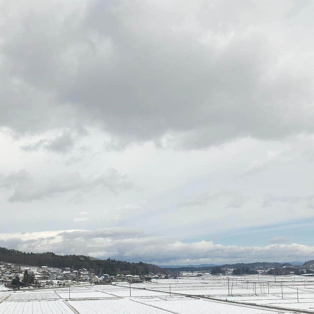 中西圭三さんのインスタグラム写真 - (中西圭三Instagram)「沢田知可子さんとのDUOコンサートで郡山へ。車窓からは季節を巻き戻したかのような雪景色。桜も咲いているところもあり、なかなかみる事ができない季節の共演のコントラストに感動。 郡山でのコンサートは雪をも溶かす勢いで熱く大いに盛り上がりましたよ(^^) 足を運んで下さったみなさま、本当にありがとうございましたm(__)m 終演後は夫婦仲良し小野澤家と艶々ギター&コーラスの長谷川さん、そして沢田さんのご友人で子供達やそのご家族の笑顔の為に日々奮闘を続ける『歌う海賊団ッ！』船長夫妻と大人の修学旅行・課外講座（居酒屋編）を開催。 お店の名物『たぬきどうふ』と会津のお酒『風がふく』を頂きながら閉店時間を少し延長していただくご配慮に甘えてこちらも熱く語らったのでありました😉『す吾六』さん、本当にありがとうございましたm(__)m 平成を締めくくる東北ツアー。 次は4/13『仙台』そしてそのあと4/14『北上』と続きます。  #青春のベストヒットコレクション #沢田知可子 #中西圭三 #デュエット #歌う海賊団ッ！ #大人の修学旅行 #郡山 #す吾六」4月12日 6時32分 - keizo1111