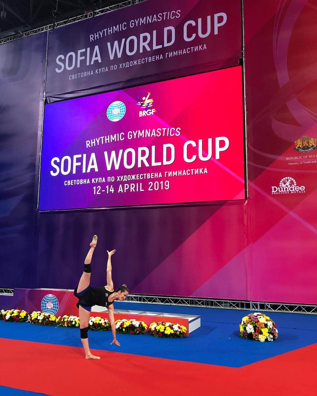ナターリア・ガウジオのインスタグラム：「Amanhã iniciamos mais um desafio dessa temporada... Copa do Mundo de Sofia - Bulgária. Estamos dando nosso máximo e nos esforçando para evoluir a cada dia!! Vamos com tudo pra mais essa etapa, pois o pensamento cria, o deseja atrai e a fé realiza!! 🙏🏼😍✨💪🏼🇧🇷🤸🏼‍♀️🇧🇬❤️ #focus #love #sofia #worldcup #bulgaria #rhythmicgymnastics #flexibility #wcupsofia2019 #faith #cbg #caixa #cob #timebrasil #samp #gaudiofitness」