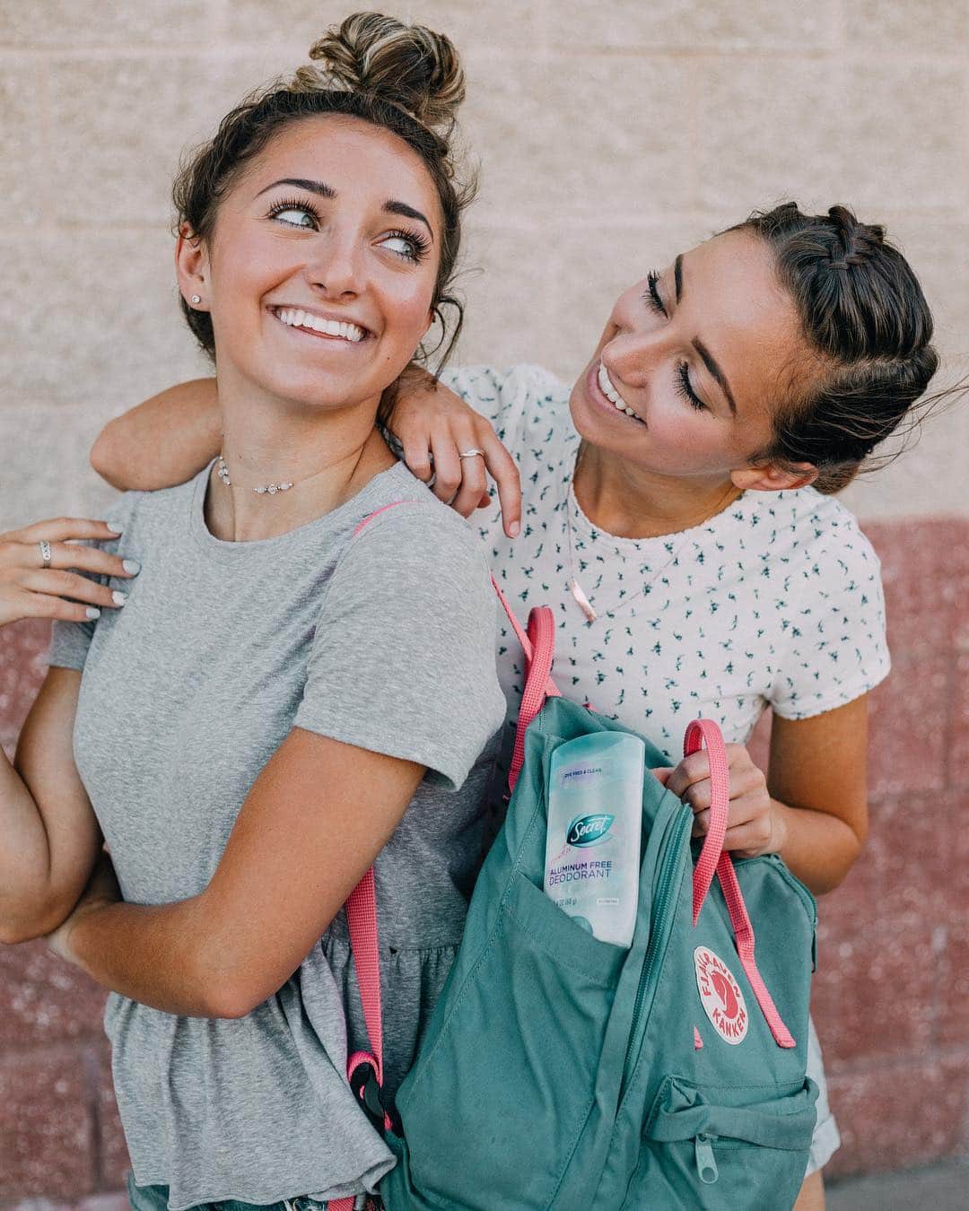Brooklyn and Baileyさんのインスタグラム写真 - (Brooklyn and BaileyInstagram)「Rmr how we told y’all about how obsessed we were with Secret’s #AluminumFree Deodorant? Yep, still obsessed!! No white marks on our clothes bc it goes on clear...literally a life saver!! @secretdeodorant #ad」4月12日 6時39分 - brooklynandbailey