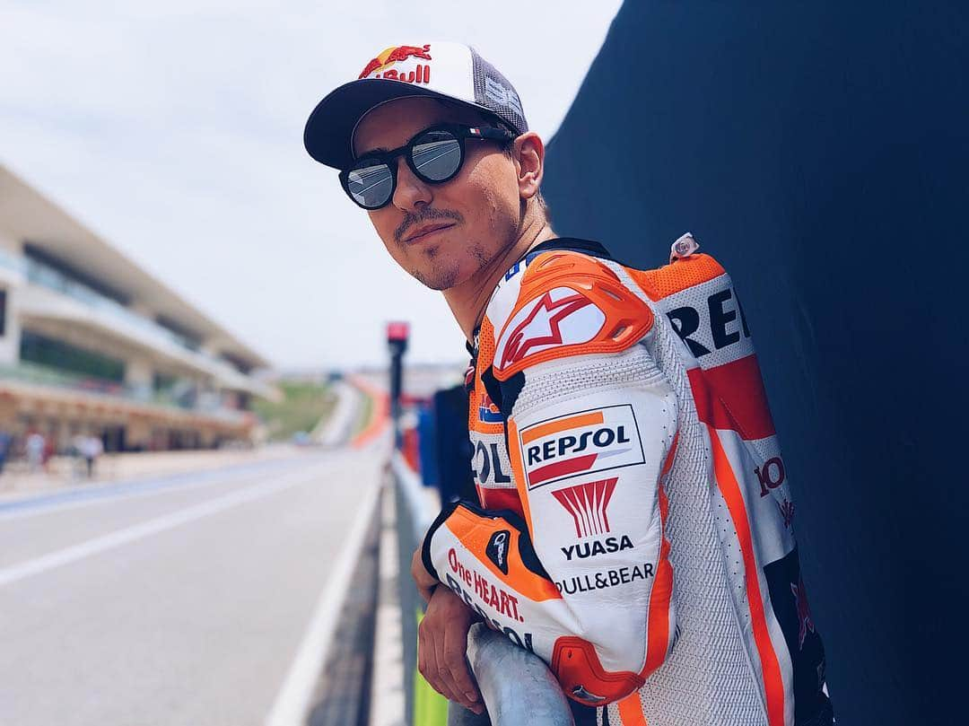 ホルヘ・ロレンソさんのインスタグラム写真 - (ホルヘ・ロレンソInstagram)「"I'm feeling good this weekend. We're moving forward and I just need more kilometres to be faster. The Honda should be strong here, it has a lot of agility and you can brake late so I'm interested to see what it will do here, COTA is a good track for the Honda." #JL99 😈 #AmericasGP」4月12日 6時40分 - jorgelorenzo99