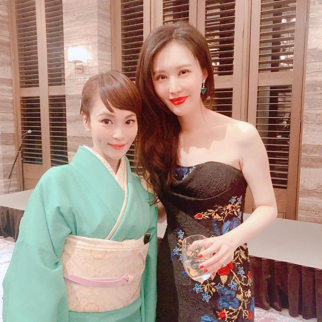 清川あさみさんのインスタグラム写真 - (清川あさみInstagram)「中日交流会にご招待頂き行って参りました。近く上海で個展もあるので、色々な出会い、良かったです。ヒデさんにもばったり会えました🌸着物は金沢の加賀友禅。 大きなお花がお気に入り🥰 #ドレスコード #着物 #加賀友禅  #中日交流会 #中国 #承礼学院 #中田英寿 #いつも優しい紳士2人と✨ #ブラックタイ」4月12日 6時54分 - asami_kiyokawa