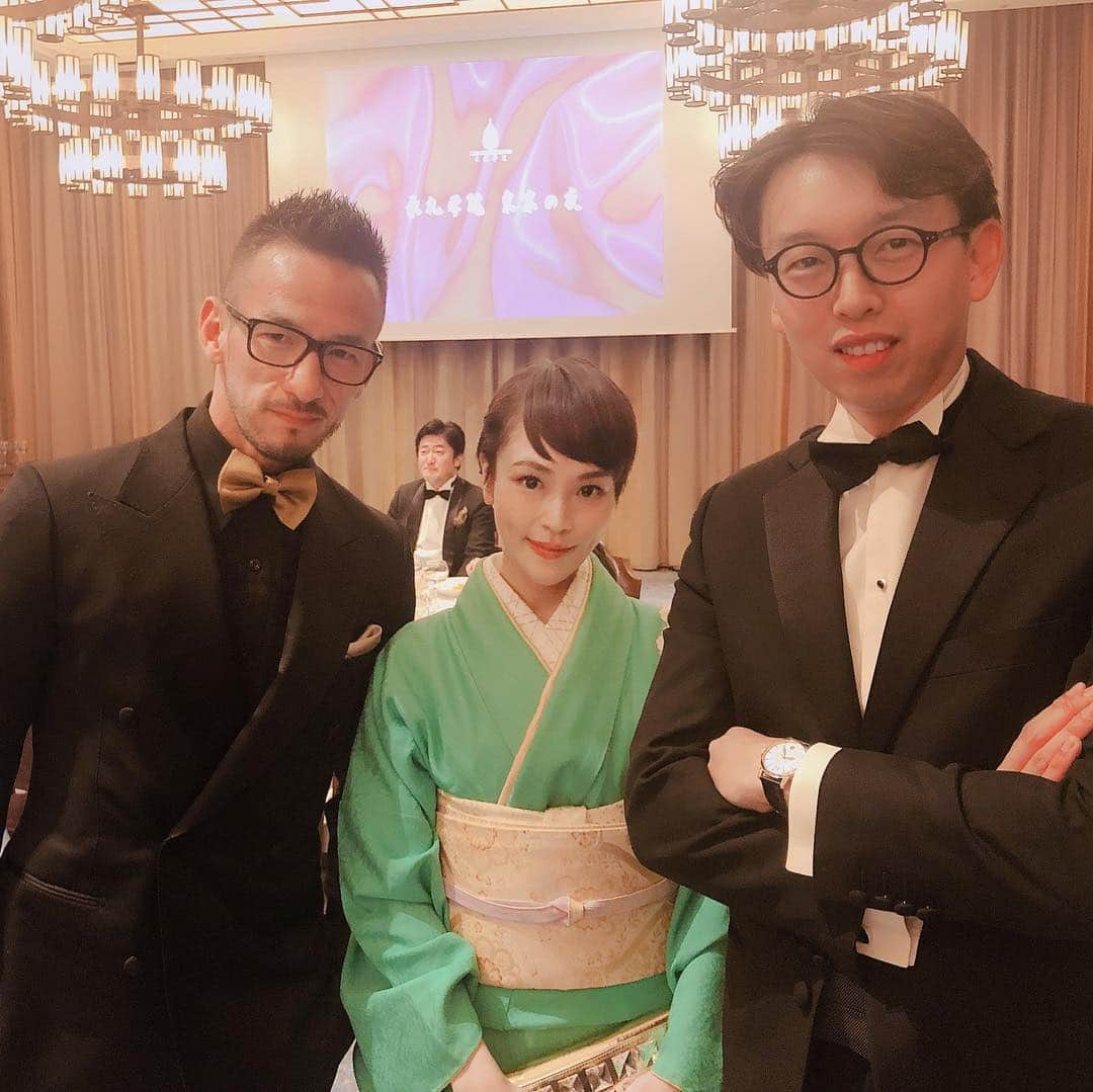 清川あさみさんのインスタグラム写真 - (清川あさみInstagram)「中日交流会にご招待頂き行って参りました。近く上海で個展もあるので、色々な出会い、良かったです。ヒデさんにもばったり会えました🌸着物は金沢の加賀友禅。 大きなお花がお気に入り🥰 #ドレスコード #着物 #加賀友禅  #中日交流会 #中国 #承礼学院 #中田英寿 #いつも優しい紳士2人と✨ #ブラックタイ」4月12日 6時54分 - asami_kiyokawa