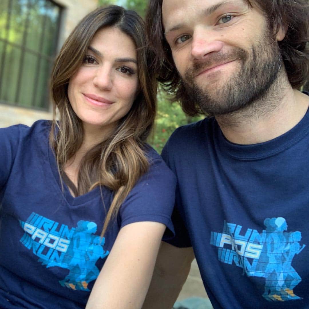 のインスタグラム：「Only 4 days until the Boston Marathon (😬) and if YOU pledge to run a cumulative 5k by 4/21 too, the folks at @strava will make a direct donation to Dream Big for each new #SPNFamily registrant. You know what to do fam.  Link in bio!」