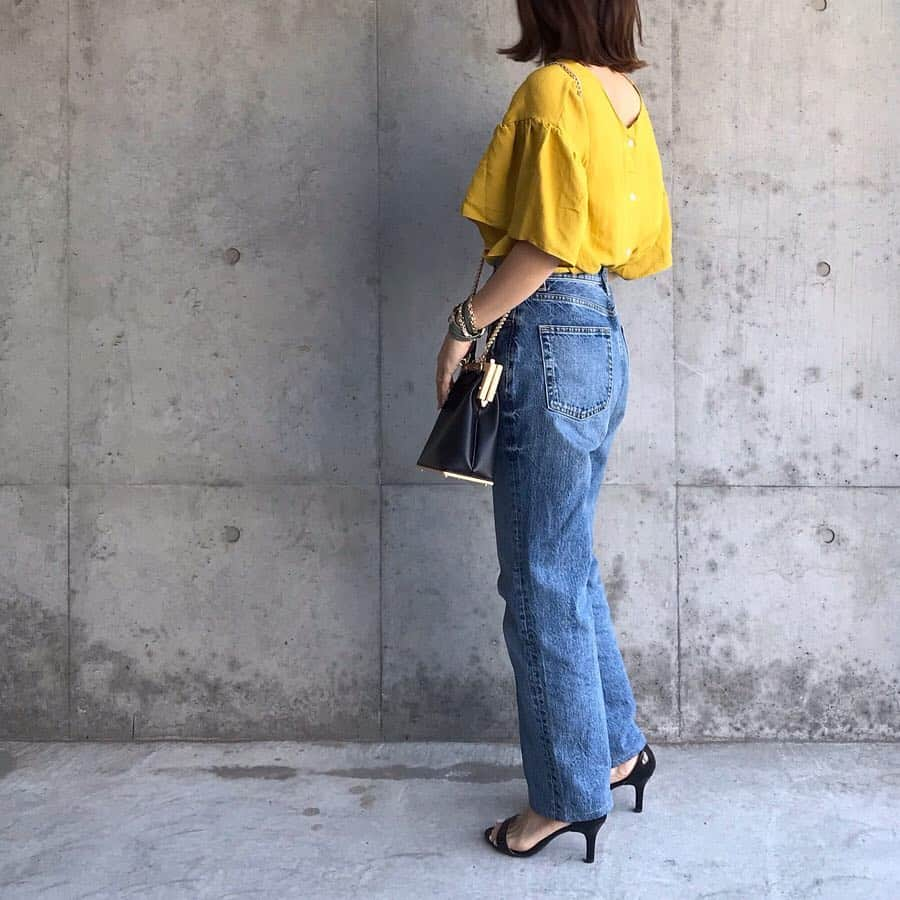 maricoさんのインスタグラム写真 - (maricoInstagram)「#outfit tops… @fifth_store （#vネックフレアスリーブブラウス ） pants… @gu_global  bag… @msyuu  watch… @lamercollections ・ ・ 背中が大きく開いていてボタンが付いているのが特徴のトップス。 大好きなイエロー🍌 デニムとの相性🙆‍♀️✨ 本日40%offで購入できます‼︎ ＿＿＿＿ #fifth#fifthtl #フィフス#ジーユー#ハイウエストストレートジーンズ #今日の服#今日のコーデ#ブラウスコーデ#低身長コーデ #gu#fashion#locari#mineby3mootd#ootd」4月12日 7時03分 - marico__0088