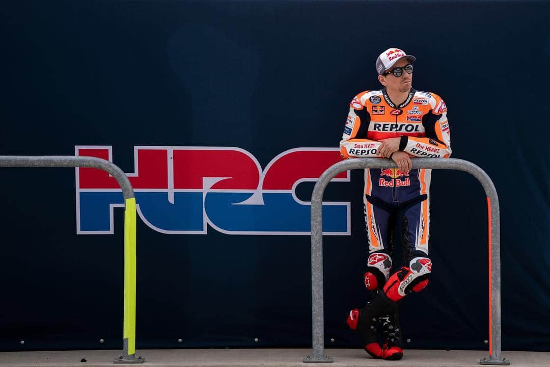 レプソル・ホンダのインスタグラム：「#AmericasGP wonderings with @jorgelorenzo99 ⠀⠀⠀⠀⠀⠀⠀⠀⠀ #DeepInThought #JL99😈 #25RepsolHonda #Repsol #MotoGP #Honda #Racing #RepsolHonda #HRC #RC213V #JL99 #JorgeLorenzo #ThePowerOfDreams #Motorcycle #America #2019 #RoundThree #Thinking」