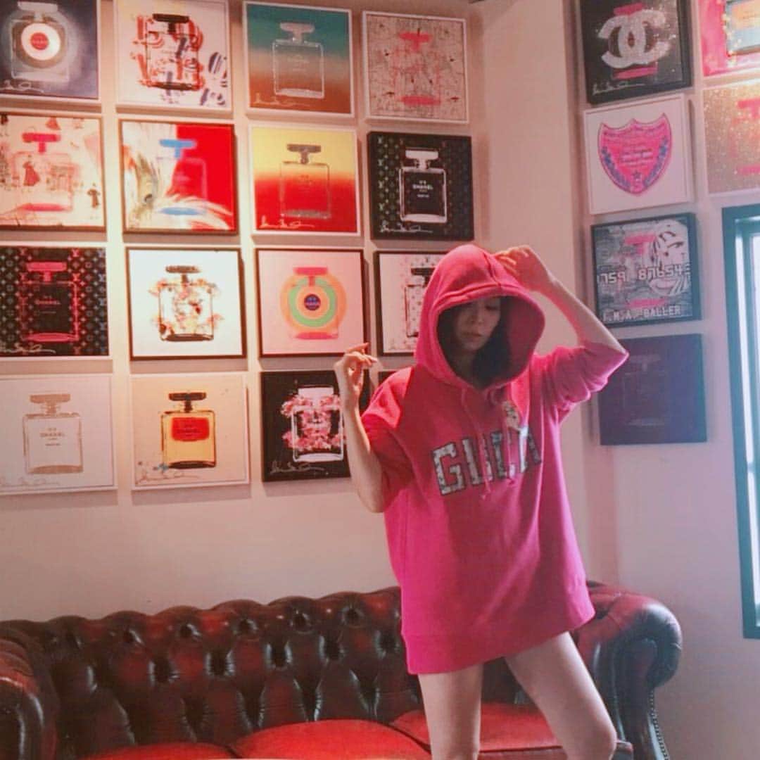 愛内里菜のインスタグラム：「カレンダーオフショットシリーズ📸﻿ ﻿ 衣装に着替えて﻿ 一人ポーズを考え中の私😊﻿ ﻿ この3月のショット﻿ 私の周りの人気高い✌️﻿ ﻿ カレンダーゲットしてくれたみんなは何月がすき？？😃📸﻿ ﻿ 撮影はヘアメイクさん☺️﻿ ﻿ #カレンダー2019﻿﻿ #卓上カレンダー﻿﻿ #愛内里菜 #垣内りか #R﻿﻿ #@booyon📸﻿﻿ #@f_s_6👗﻿﻿ #@pulito_yuri💄﻿﻿ #@gucci﻿ #撮影風景﻿﻿ #オフショット #shanebowden #shanebowdenart  #シェーンボーデン」