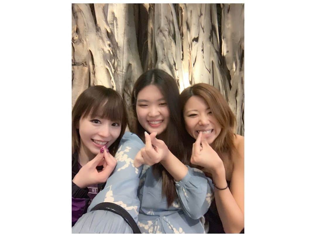 平野綾さんのインスタグラム写真 - (平野綾Instagram)「Kaori & Sohoon & Aya﻿💕 ﻿ NY語学学校のクラスメイトがハワイで3人も揃う奇跡✨✨✨﻿ ﻿ 2人とも3年ぶりだったから嬉しかったぁ💕﻿ ﻿ ﻿ なんだか色んな偶然と奇跡が起きるハワイ。﻿ ﻿ 不思議な島。﻿ ﻿ ﻿ ﻿ Hawaiian Aroma Caffe Waikiki﻿ 2300 Kalakaua Ave, Honolulu, HI 96815﻿ (808) 256-2602﻿ https://goo.gl/maps/WtQvKjnXkkT2﻿ ﻿ ﻿ ﻿ ﻿ ﻿ #hawaii #oahu﻿ #hawaiianaromacaffe  #nyc #newyork #exclassmate  #ayahirano #平野綾」4月12日 7時17分 - a_ya.hirano