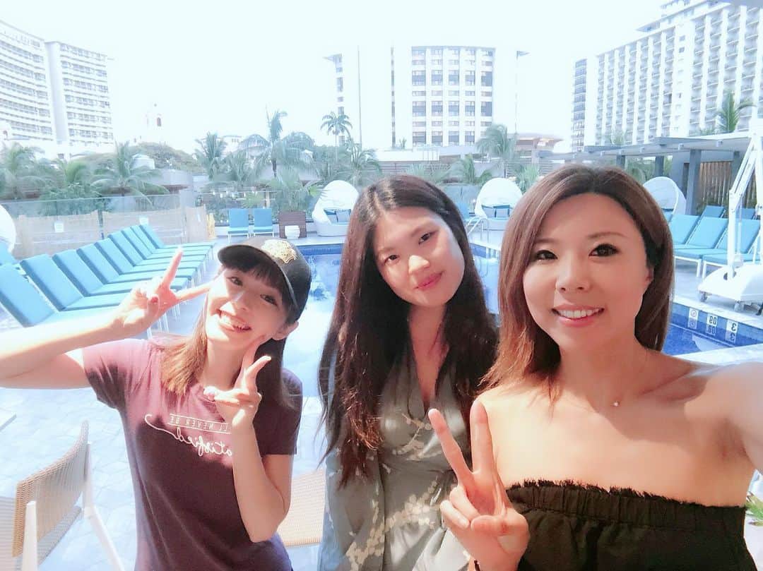 平野綾さんのインスタグラム写真 - (平野綾Instagram)「Kaori & Sohoon & Aya﻿💕 ﻿ NY語学学校のクラスメイトがハワイで3人も揃う奇跡✨✨✨﻿ ﻿ 2人とも3年ぶりだったから嬉しかったぁ💕﻿ ﻿ ﻿ なんだか色んな偶然と奇跡が起きるハワイ。﻿ ﻿ 不思議な島。﻿ ﻿ ﻿ ﻿ Hawaiian Aroma Caffe Waikiki﻿ 2300 Kalakaua Ave, Honolulu, HI 96815﻿ (808) 256-2602﻿ https://goo.gl/maps/WtQvKjnXkkT2﻿ ﻿ ﻿ ﻿ ﻿ ﻿ #hawaii #oahu﻿ #hawaiianaromacaffe  #nyc #newyork #exclassmate  #ayahirano #平野綾」4月12日 7時17分 - a_ya.hirano
