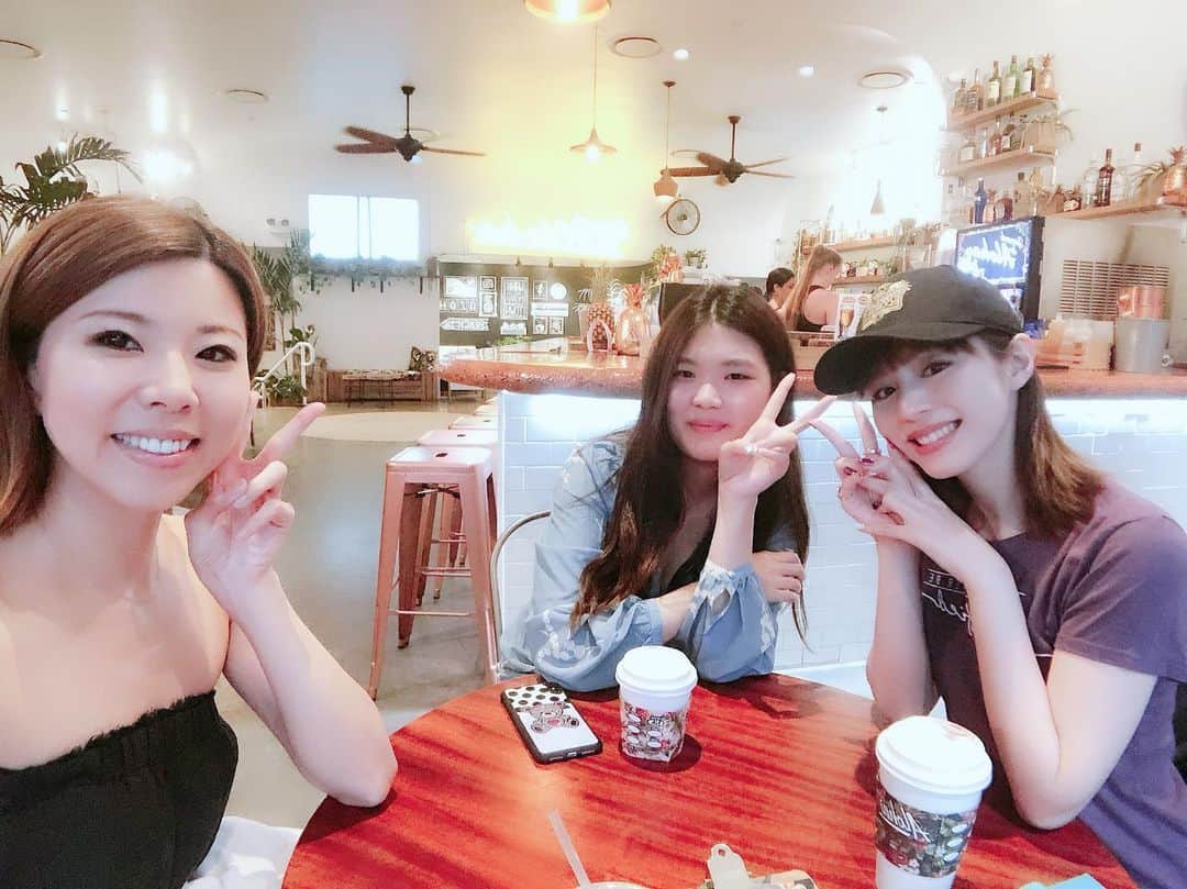 平野綾さんのインスタグラム写真 - (平野綾Instagram)「Kaori & Sohoon & Aya﻿💕 ﻿ NY語学学校のクラスメイトがハワイで3人も揃う奇跡✨✨✨﻿ ﻿ 2人とも3年ぶりだったから嬉しかったぁ💕﻿ ﻿ ﻿ なんだか色んな偶然と奇跡が起きるハワイ。﻿ ﻿ 不思議な島。﻿ ﻿ ﻿ ﻿ Hawaiian Aroma Caffe Waikiki﻿ 2300 Kalakaua Ave, Honolulu, HI 96815﻿ (808) 256-2602﻿ https://goo.gl/maps/WtQvKjnXkkT2﻿ ﻿ ﻿ ﻿ ﻿ ﻿ #hawaii #oahu﻿ #hawaiianaromacaffe  #nyc #newyork #exclassmate  #ayahirano #平野綾」4月12日 7時17分 - a_ya.hirano