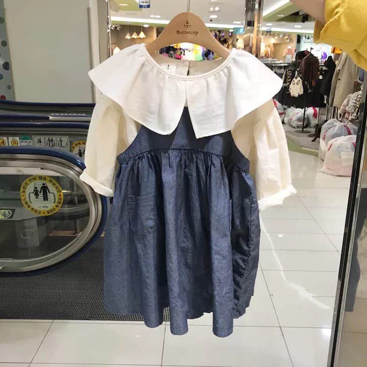 子供服のbig foRE:stさんのインスタグラム写真 - (子供服のbig foRE:stInstagram)「フリルカラーブラウス【725】 おはようございます⛅️あーちゃんです♪ 娘が胃腸風邪にやられました😭 同時期に姉の子もかかっていたので時期ですかね。。。 みなさまもお気をつけてください！！ . さて、今回ご紹介するのは大きめフリルがとっても素敵☆ シンプルな中にもこだわりを魅せます。 サロペットなどを合わせて襟を目立たせて♬ 上品な雰囲気なブラウスなのでお出かけ着にもオススメです♡ . . #子供服 #キッズコーデ #韓国子供服 #kidscode #outfit #おでかけコーデ#海外子供服  #おしゃれさんと繋がりたい #kidsjapan #セレクトショップ #女の子コーデ  #男の子コーデ#女の子ママ#男の子ママ#インポート#ママリ #コドモノ #ベビフル#秋アイテム#お洒落さんとつながりたい#ママハグ#ninas#ブラウス」4月12日 7時18分 - olpemi_