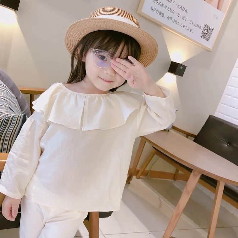 子供服のbig foRE:stさんのインスタグラム写真 - (子供服のbig foRE:stInstagram)「フリルカラーブラウス【725】 おはようございます⛅️あーちゃんです♪ 娘が胃腸風邪にやられました😭 同時期に姉の子もかかっていたので時期ですかね。。。 みなさまもお気をつけてください！！ . さて、今回ご紹介するのは大きめフリルがとっても素敵☆ シンプルな中にもこだわりを魅せます。 サロペットなどを合わせて襟を目立たせて♬ 上品な雰囲気なブラウスなのでお出かけ着にもオススメです♡ . . #子供服 #キッズコーデ #韓国子供服 #kidscode #outfit #おでかけコーデ#海外子供服  #おしゃれさんと繋がりたい #kidsjapan #セレクトショップ #女の子コーデ  #男の子コーデ#女の子ママ#男の子ママ#インポート#ママリ #コドモノ #ベビフル#秋アイテム#お洒落さんとつながりたい#ママハグ#ninas#ブラウス」4月12日 7時18分 - olpemi_