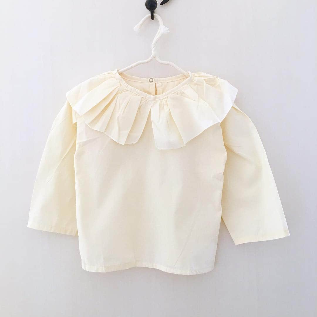 子供服のbig foRE:stさんのインスタグラム写真 - (子供服のbig foRE:stInstagram)「フリルカラーブラウス【725】 おはようございます⛅️あーちゃんです♪ 娘が胃腸風邪にやられました😭 同時期に姉の子もかかっていたので時期ですかね。。。 みなさまもお気をつけてください！！ . さて、今回ご紹介するのは大きめフリルがとっても素敵☆ シンプルな中にもこだわりを魅せます。 サロペットなどを合わせて襟を目立たせて♬ 上品な雰囲気なブラウスなのでお出かけ着にもオススメです♡ . . #子供服 #キッズコーデ #韓国子供服 #kidscode #outfit #おでかけコーデ#海外子供服  #おしゃれさんと繋がりたい #kidsjapan #セレクトショップ #女の子コーデ  #男の子コーデ#女の子ママ#男の子ママ#インポート#ママリ #コドモノ #ベビフル#秋アイテム#お洒落さんとつながりたい#ママハグ#ninas#ブラウス」4月12日 7時18分 - olpemi_