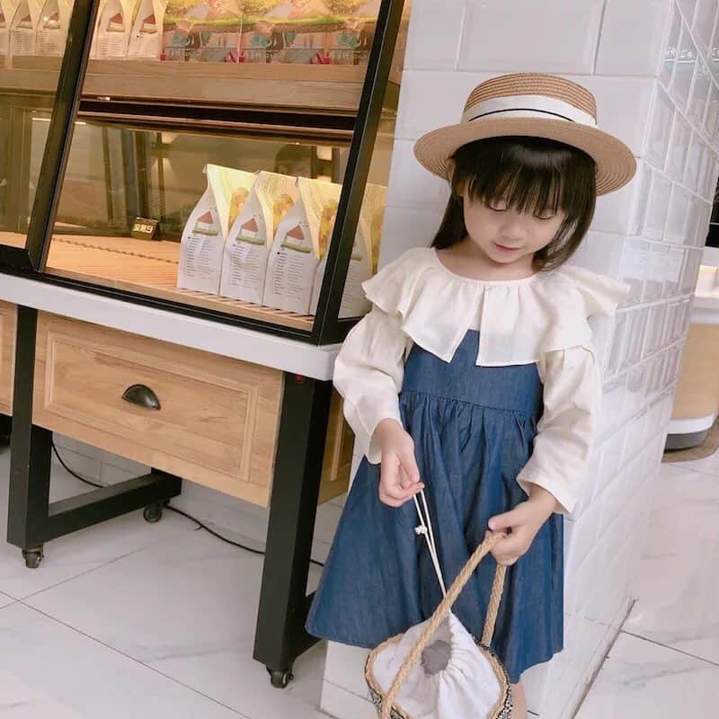 子供服のbig foRE:stさんのインスタグラム写真 - (子供服のbig foRE:stInstagram)「フリルカラーブラウス【725】 おはようございます⛅️あーちゃんです♪ 娘が胃腸風邪にやられました😭 同時期に姉の子もかかっていたので時期ですかね。。。 みなさまもお気をつけてください！！ . さて、今回ご紹介するのは大きめフリルがとっても素敵☆ シンプルな中にもこだわりを魅せます。 サロペットなどを合わせて襟を目立たせて♬ 上品な雰囲気なブラウスなのでお出かけ着にもオススメです♡ . . #子供服 #キッズコーデ #韓国子供服 #kidscode #outfit #おでかけコーデ#海外子供服  #おしゃれさんと繋がりたい #kidsjapan #セレクトショップ #女の子コーデ  #男の子コーデ#女の子ママ#男の子ママ#インポート#ママリ #コドモノ #ベビフル#秋アイテム#お洒落さんとつながりたい#ママハグ#ninas#ブラウス」4月12日 7時18分 - olpemi_