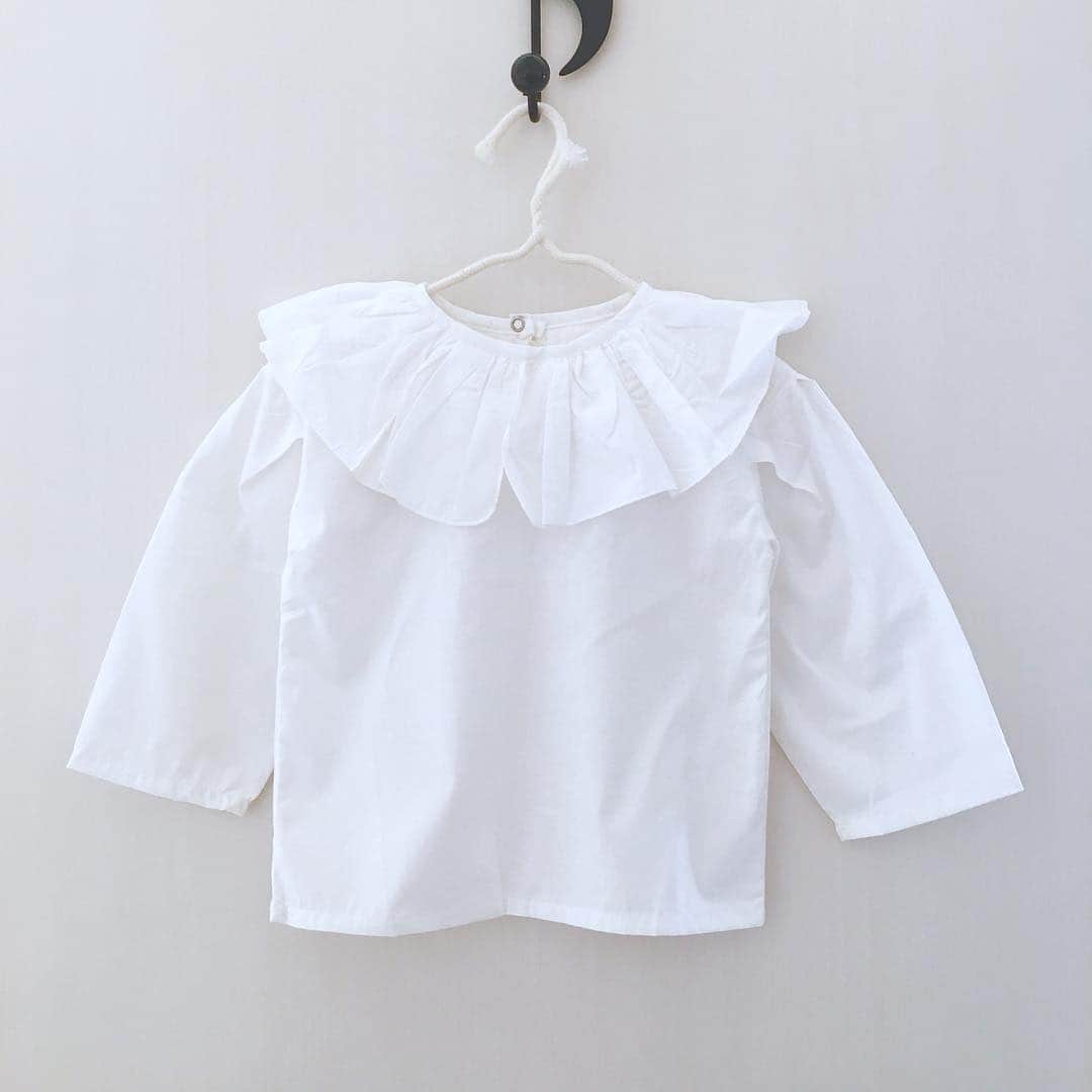 子供服のbig foRE:stさんのインスタグラム写真 - (子供服のbig foRE:stInstagram)「フリルカラーブラウス【725】 おはようございます⛅️あーちゃんです♪ 娘が胃腸風邪にやられました😭 同時期に姉の子もかかっていたので時期ですかね。。。 みなさまもお気をつけてください！！ . さて、今回ご紹介するのは大きめフリルがとっても素敵☆ シンプルな中にもこだわりを魅せます。 サロペットなどを合わせて襟を目立たせて♬ 上品な雰囲気なブラウスなのでお出かけ着にもオススメです♡ . . #子供服 #キッズコーデ #韓国子供服 #kidscode #outfit #おでかけコーデ#海外子供服  #おしゃれさんと繋がりたい #kidsjapan #セレクトショップ #女の子コーデ  #男の子コーデ#女の子ママ#男の子ママ#インポート#ママリ #コドモノ #ベビフル#秋アイテム#お洒落さんとつながりたい#ママハグ#ninas#ブラウス」4月12日 7時18分 - olpemi_