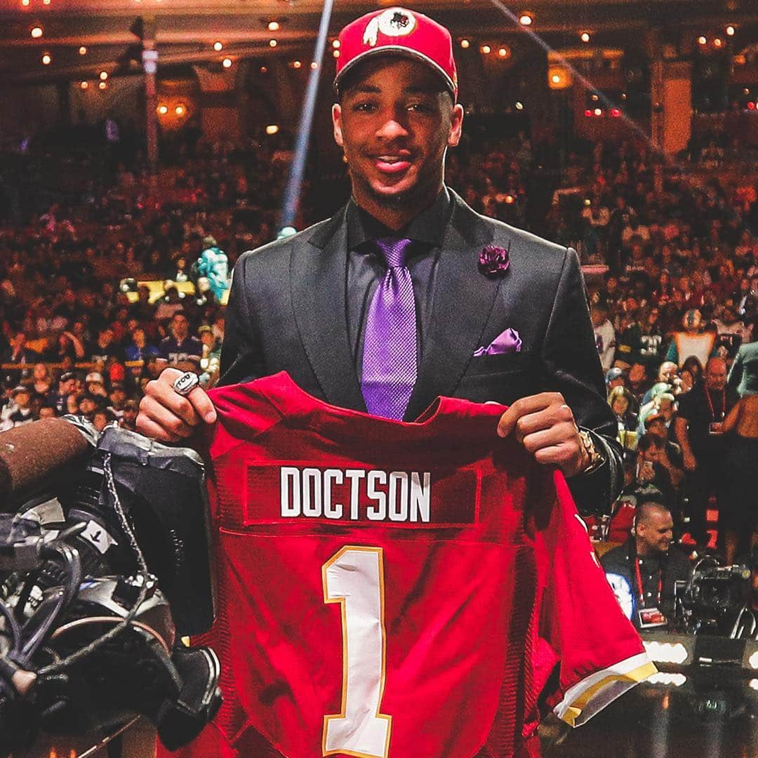 ワシントン・レッドスキンズさんのインスタグラム写真 - (ワシントン・レッドスキンズInstagram)「#TBT: With the 22nd pick in the first round of the 2016 NFL Draft, the Washington Redskins selected TCU Wide Receiver Josh Doctson.  2️⃣ weeks left until the draft...」4月12日 7時30分 - commanders