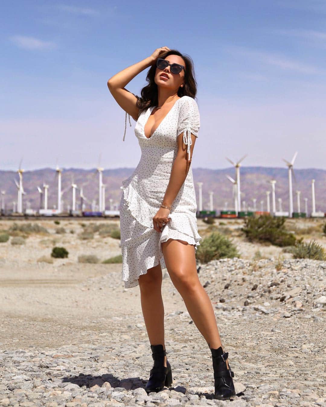 アナ・チエリさんのインスタグラム写真 - (アナ・チエリInstagram)「Light cotton dress by @fashionnova in this desert heat 🔥☀️ Ready for the weekend!  #NovaBabe」4月12日 7時22分 - anacheri