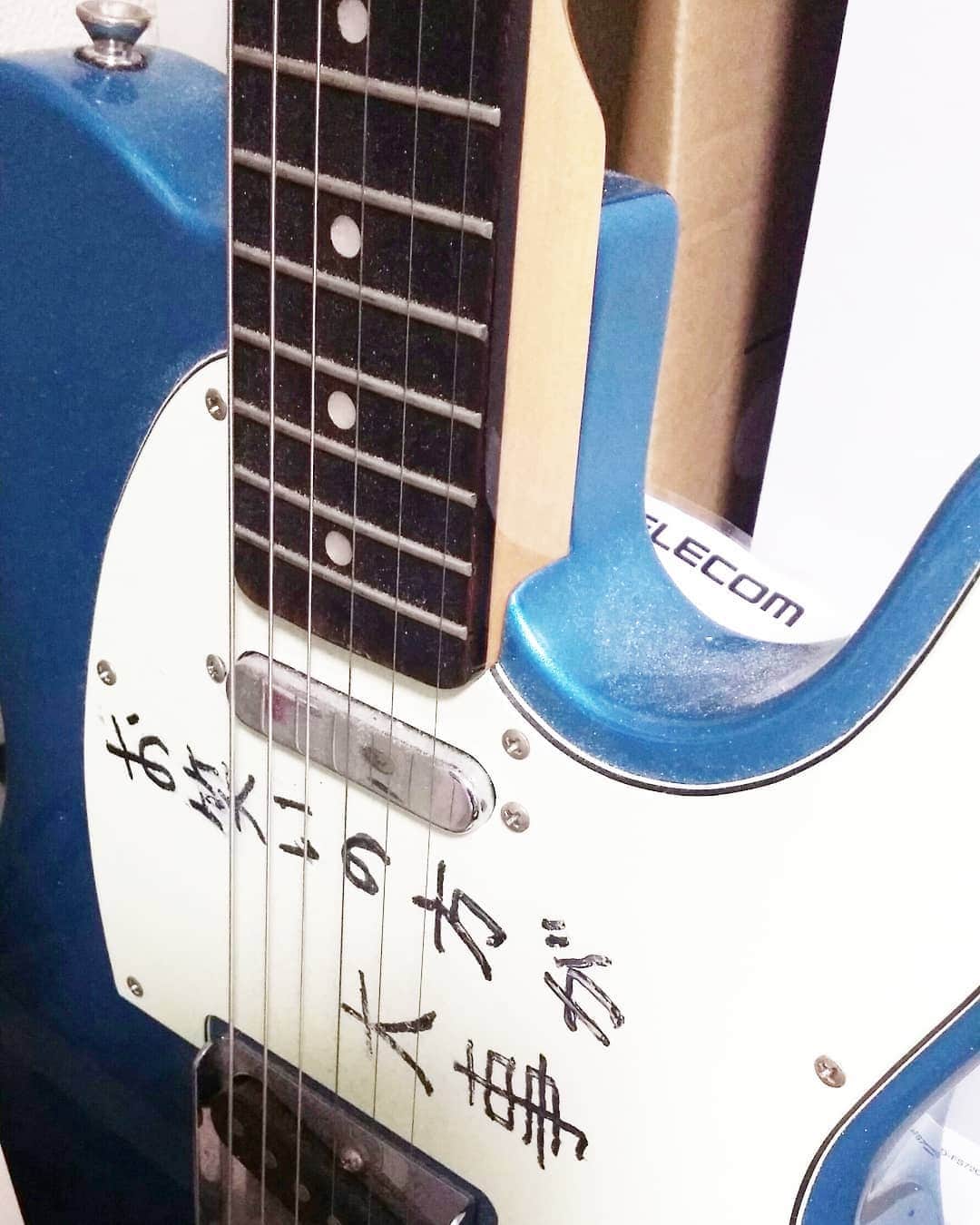 町田星児さんのインスタグラム写真 - (町田星児Instagram)「最近ギター弾かへんからホコリたまってもうてるやん。 #テレキャスター #telecaster」4月12日 7時22分 - machidaseiji
