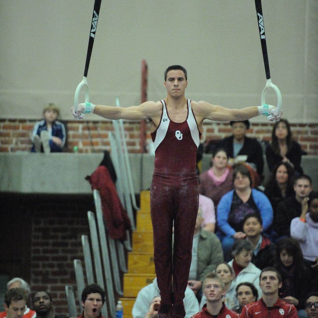 ジェイコブ・ダルトンのインスタグラム：「Wow! Old school throwback to freshman year at @ou_mgymnastics ! Pumped to cheer them on in a few days at NCAA’s!  #throwbackthursday」