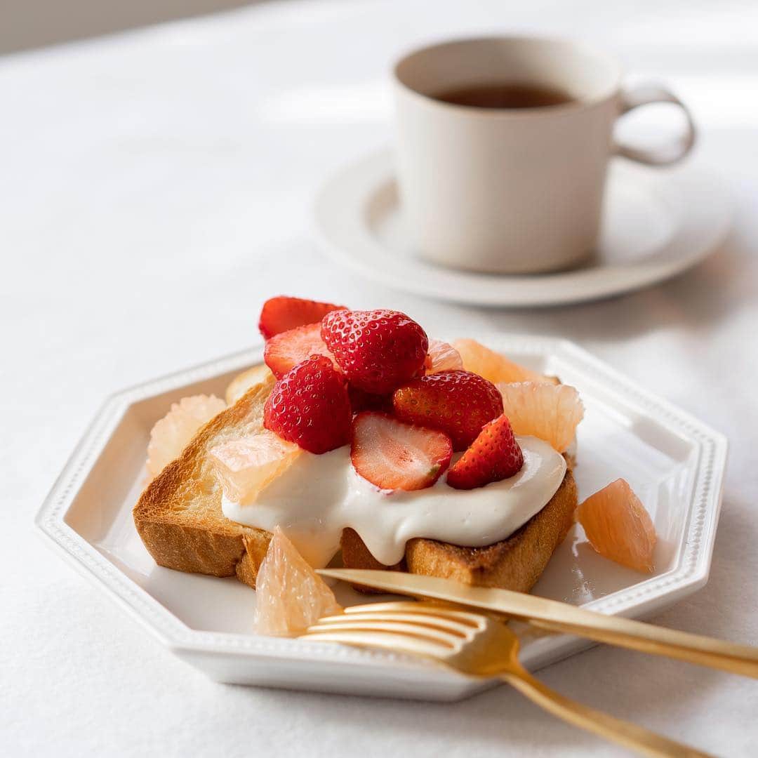 のインスタグラム：「* 2019.4.12 . カフェで食べたティラミストーストを おうちでも🎵 . カリカリに焼いたカンテの湯種食パンに たっぷりバターを塗り、ティラミスクリームと フルーツを乗せて。 . . カフェはいちごだけだったけど、家に残ってた ピンクグレープフルーツをプラスしたら これも美味しかった😋💕 . . .」