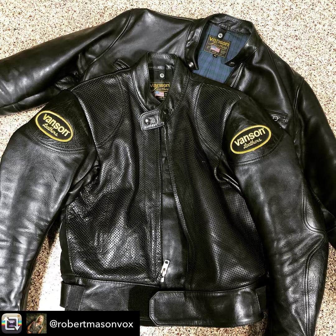 のインスタグラム：「Repost from @robertmasonvox “Had an amazing #ride today in sunny #az loving my #vanson” #perforated #leather #cobra perfectly vented for warm weather riding! My tried and true 25 yr old @vansonleathers #Comet w/“Streamliner” insert for cold weather has never let me down either! #ridesafely #getinthewind #indian #indianscoutbobber #shoei #chippewaboots #bmf」