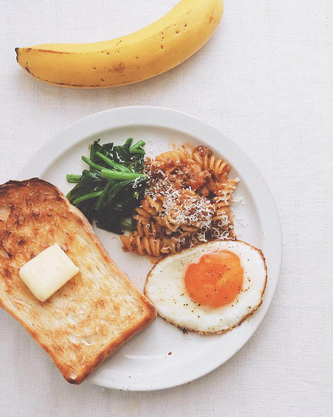 樋口正樹さんのインスタグラム写真 - (樋口正樹Instagram)「Breakfast 🍳 . パンと目玉焼きと 残り物のパスタと ほうれん草ソテー。 食後のバナナ付き。 . タカキベーカリー 石窯イギリスパン、 ガス火の網焼きに バターを塗るのが シンプルに美味い。 👉@takaki_bakery_official . . #ワンプレート #バナナ #ほうれん草ソテー #バタートースト #目玉焼き #タカキベーカリー #石窯パン #イギリスパン #パン部 #朝ごはん #朝ごパン #パンスタグラム #パン大好き #パン好きな人と繋がりたい #朝ごはん部 #トーストアレンジ #トースト #網焼きトースト #網焼き #goodmorninggoodbreakfast」4月12日 7時32分 - higuccini